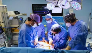 Chirurghi in sala operatoria durante intervento di trapianto di fegato