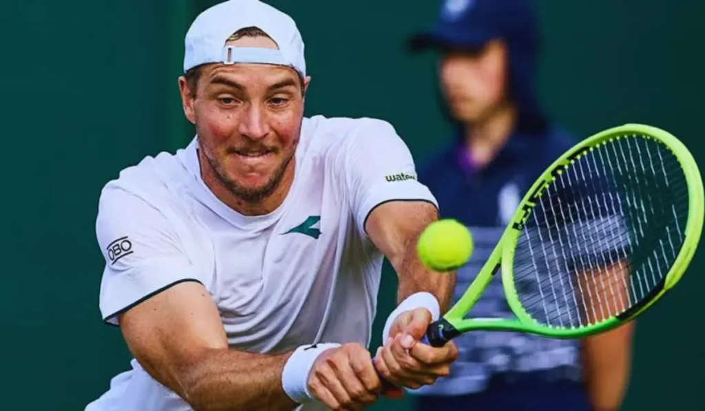 Sinner esulta dopo la volée decisiva contro Jan-Lennard Struff
