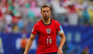 Jordan Henderson portato in barella dopo lesione al polso