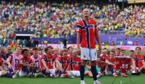 Haaland festeggia la storica vittoria sul Brasile con la nazionale norvegese