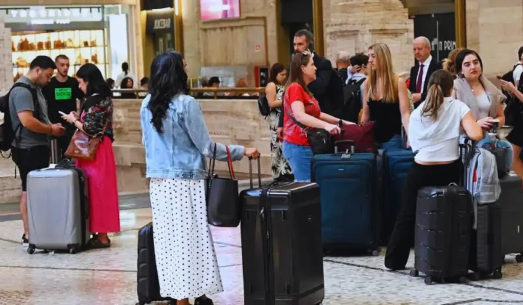 Tabellone partenze con ritardi alla stazione Milano Centrale