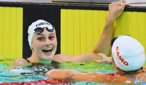 Summer McIntosh durante una gara internazionale di nuoto