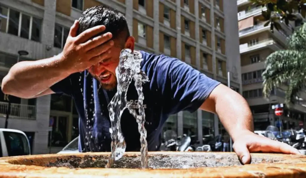 Turisti in Italia proteggono dal sole durante l’ondata di calore