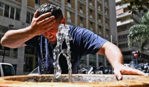 Turisti in Italia proteggono dal sole durante l’ondata di calore