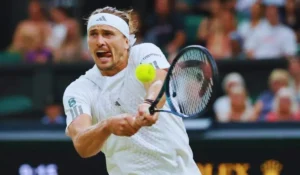 Immagine di Sinner con trofeo Wimbledon dell'anno precedente