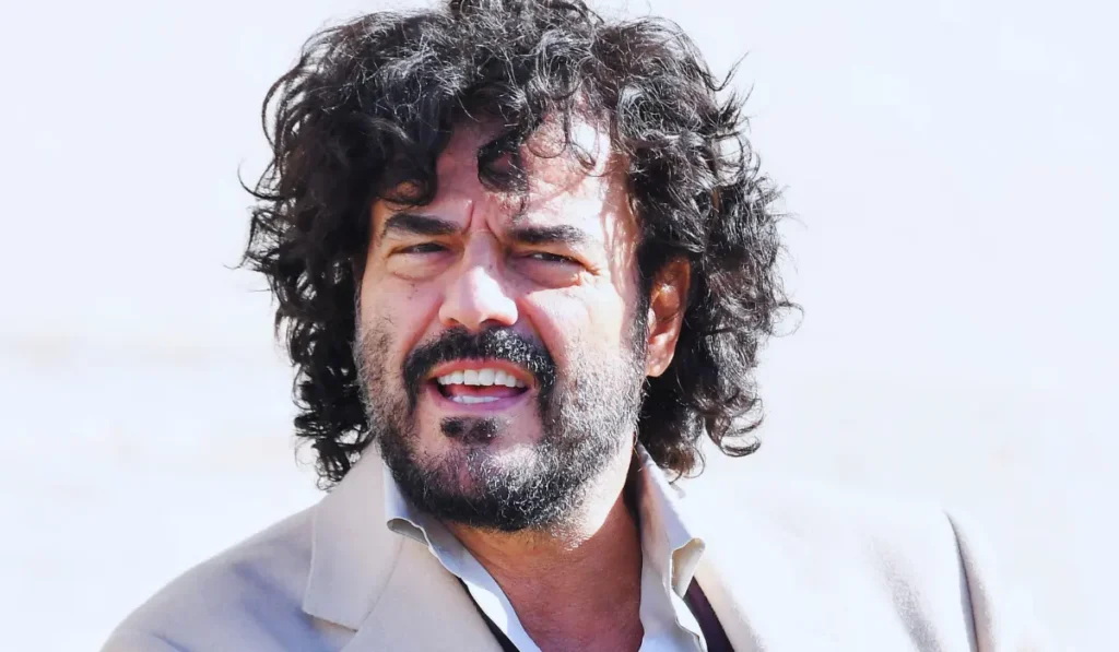 Il cantante Francesco Renga fatto scendere dall'aereo Ryanair