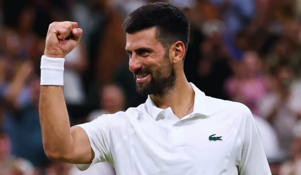 Sinner in azione sull'erba contro Djokovic semifinale