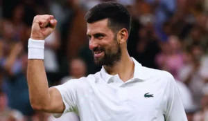 Sinner in azione sull'erba contro Djokovic semifinale