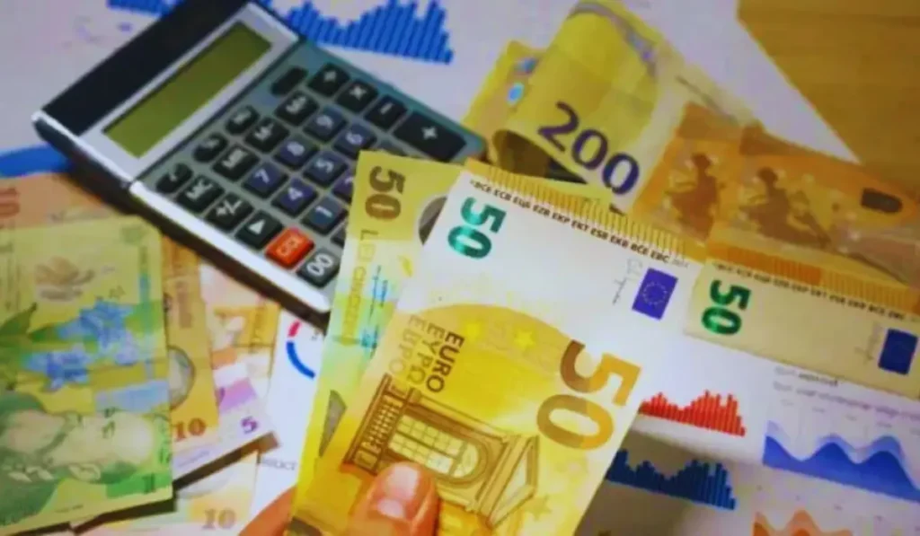 Insegnanti controllano stipendio con arretrati luglio