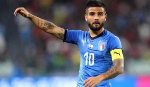 Lorenzo Insigne firma il contratto con la Sampdoria