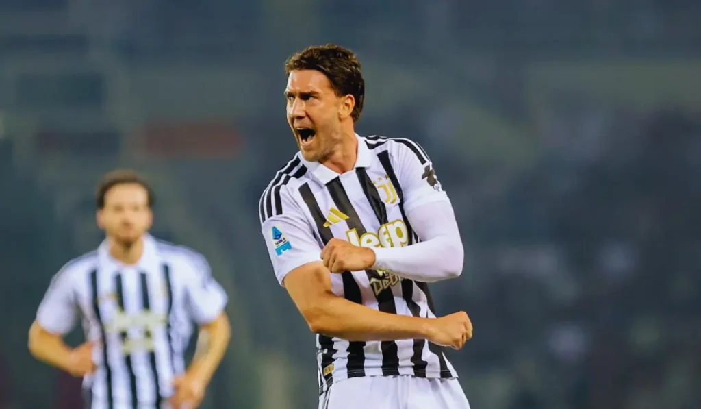 Vlahovic durante il riscaldamento con la Juventus