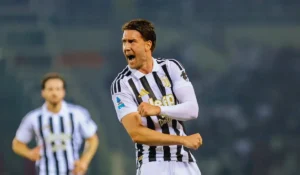 Vlahovic durante il riscaldamento con la Juventus