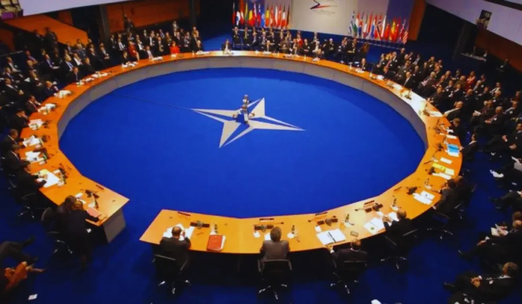 Foto di famiglia Vertice della NATO con i leader internazionali