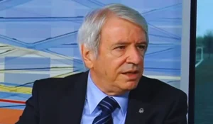 Bruno Pizzul in cabina di commento Rai con microfono