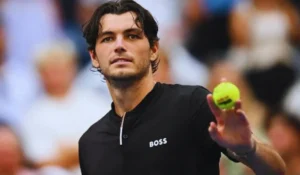 Fritz oggi durante la sfida contro Zverev a Wimbledon quarti