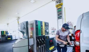 Pompa di benzina con indicazione prezzi alti