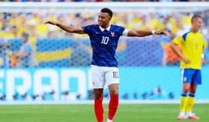 Mbappé e Hakimi durante Francia-Marocco ai Mondiali