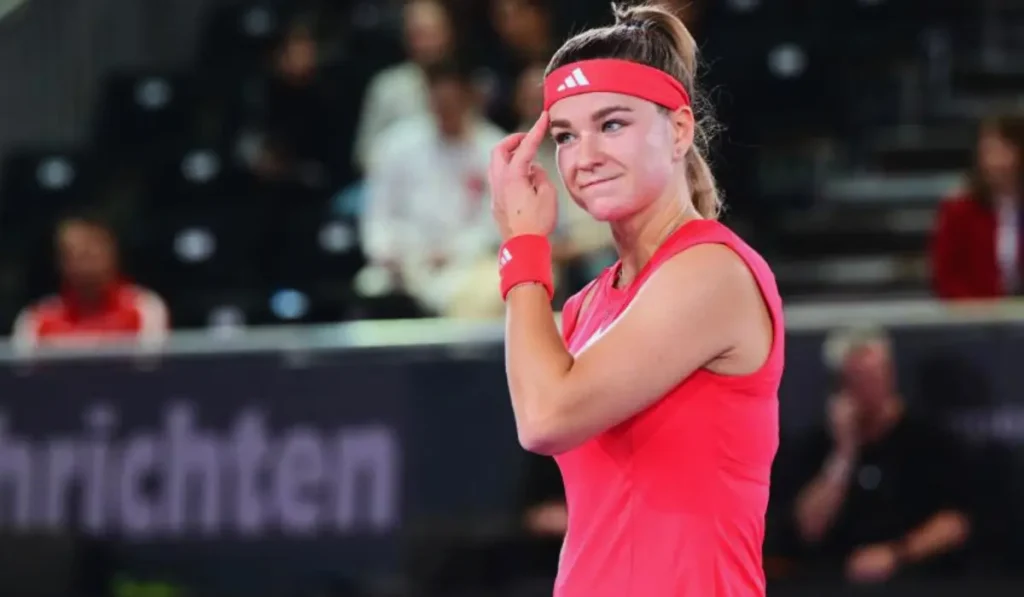 Muchová con le braccia alzate sul Centre Court dopo aver raggiunto la finale