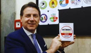 Giuseppe Conte leader M5S conferenza stampa manifesto