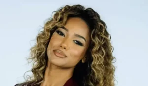 Samira Lui sorridente negli studi de La Ruota della Fortuna su Canale 5