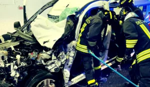 Auto della polizia stradale con lampeggianti accesi per gestire il traffico dopo l'incidente sulla A14.