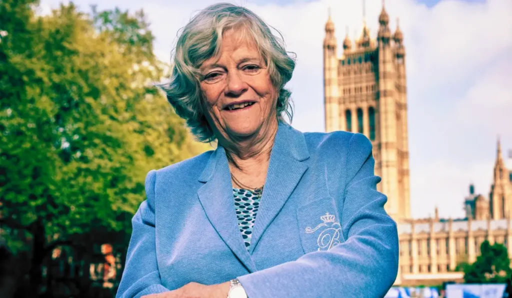 La polizia presidia la casa di Ann Widdecombe a Dartmoor durante le indagini per omicidio