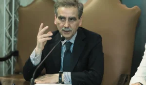 Luigi Lovaglio durante una conferenza stampa sulle strategie finanziarie di MPS