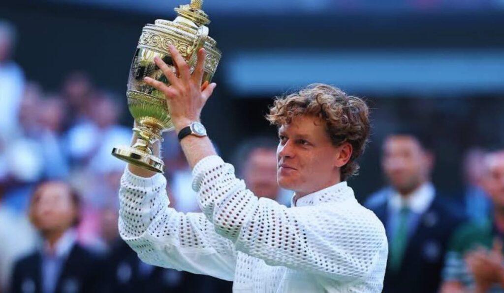 Jannik Sinner a Wimbledon con il trofeo e montepremi