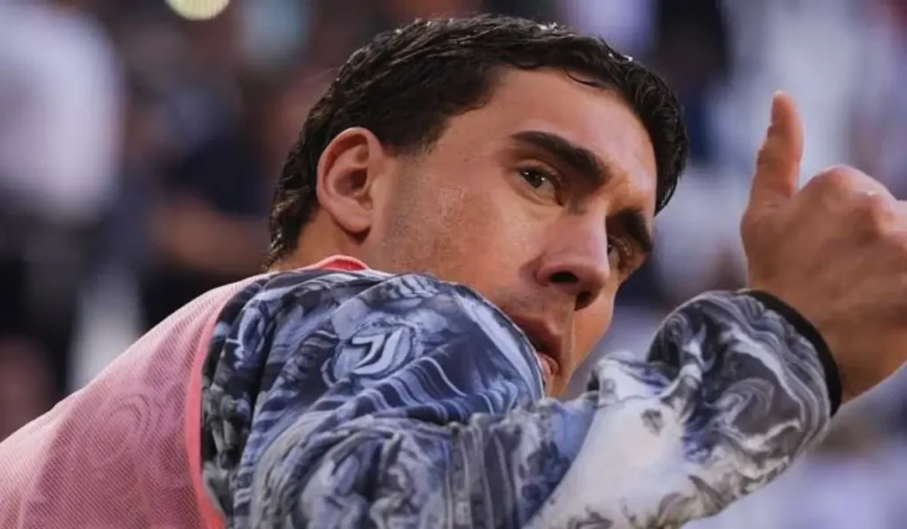 Vlahovic in azione con la Juventus prima della scadenza contratto