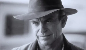Sam Neill durante una scena iconica di Jurassic Park