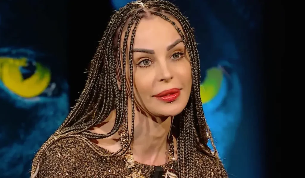Nina Morić ritratta mentre dipinge nella sua nuova vita da artista