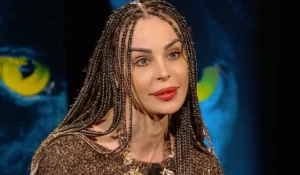 Nina Morić ritratta mentre dipinge nella sua nuova vita da artista