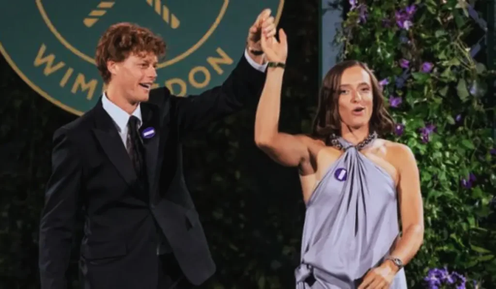 Linda Noskova e Jannik Sinner durante il tradizionale ballo dei campioni al Champions' Ball di Wimbledon 2026.