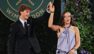 Linda Noskova e Jannik Sinner durante il tradizionale ballo dei campioni al Champions' Ball di Wimbledon 2026.