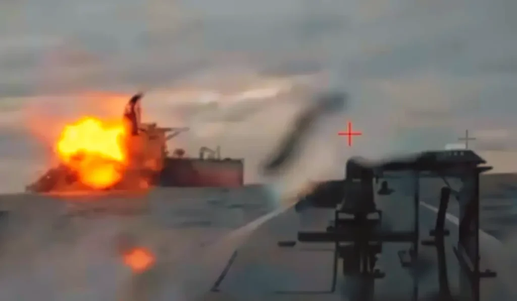 Petroliera russa in fiamme dopo un attacco con droni nel Mar d'Azov.