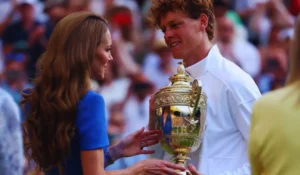 Jannik Sinner in azione durante la finale Wimbledon 2026 contro Alexander Zverev