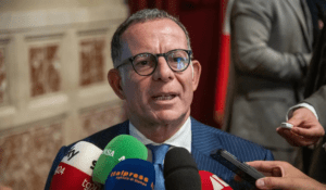 Pensionato italiano che consulta il sito INPS per prestiti sulla pensione
