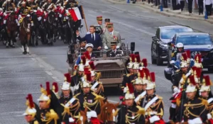 Militari ucraini sfilano per la prima volta al 14 luglio in Francia