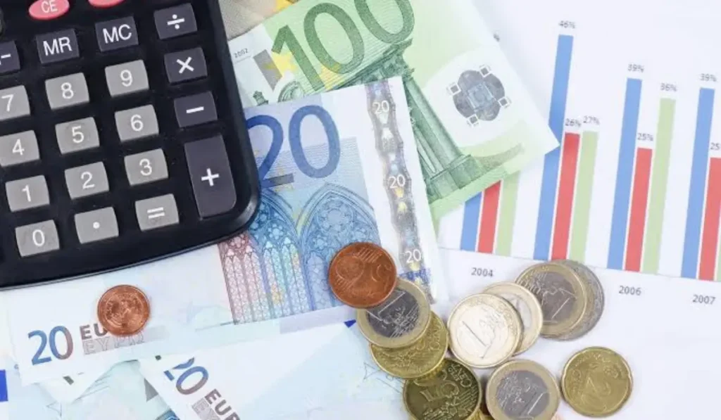 Contribuente italiano che controlla conto corrente per redditometro