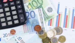 Contribuente italiano che controlla conto corrente per redditometro