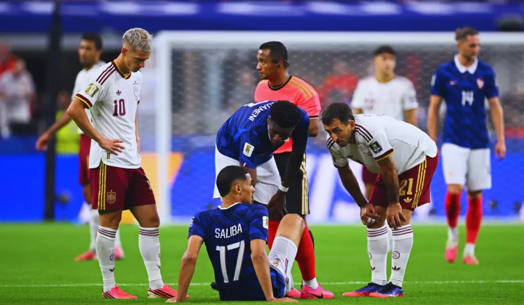 Lamine Yamal in azione contro la difesa francese durante France vs Spagna