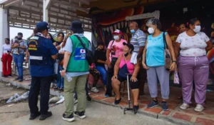 Soccorritori con cani da ricerca tra le rovine in Venezuela