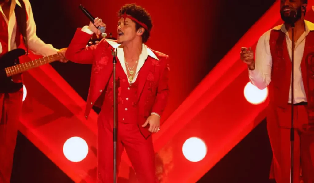 Bruno Mars durante il live a Milano con la sua band