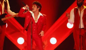 Bruno Mars durante il live a Milano con la sua band