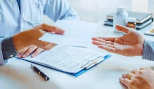 Paziente ritira prescrizione medica dal medico di famiglia