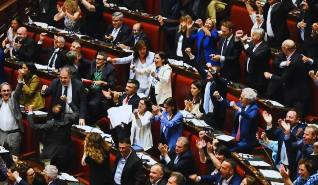 Deputati di Forza Italia durante la seduta sul voto della riforma elettorale
