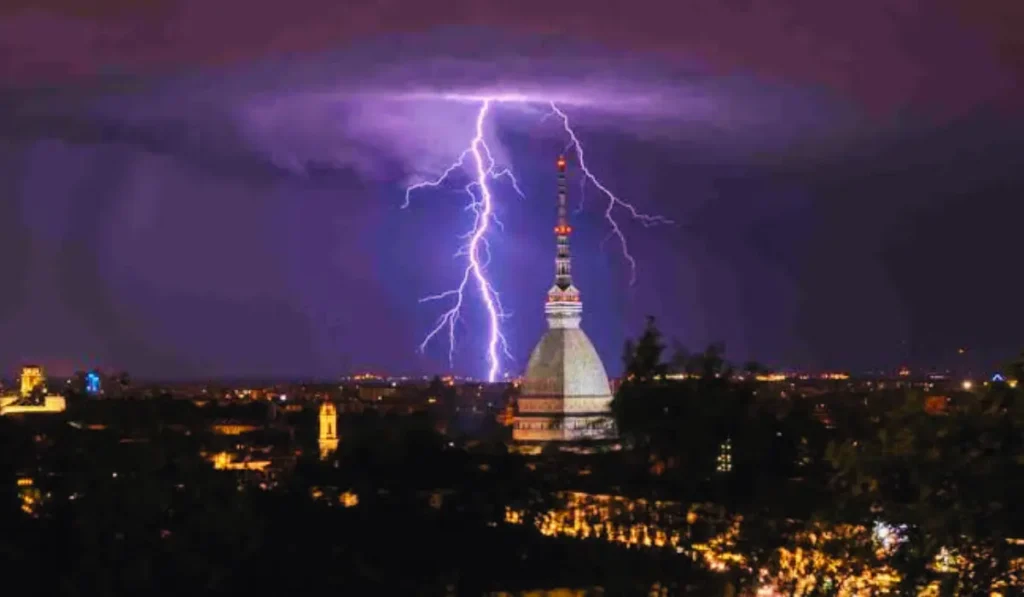Temporali in arrivo su Torino con nuvole scure e rischio grandine.