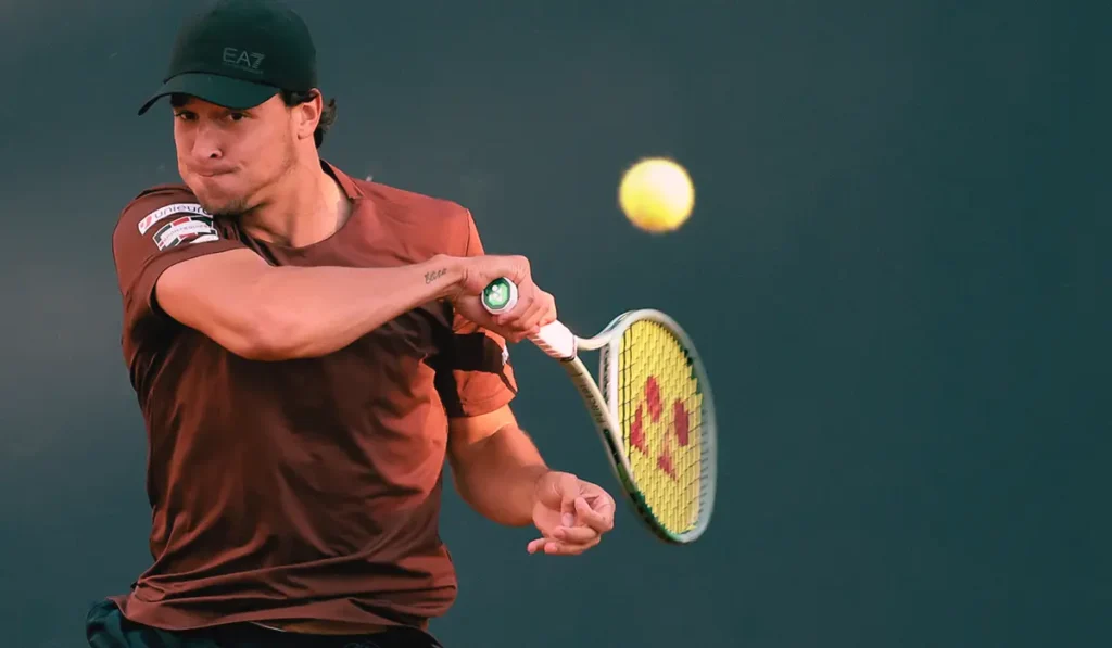 Luciano Darderi durante il match contro Daniel Altmaier all'ATP Bastad.