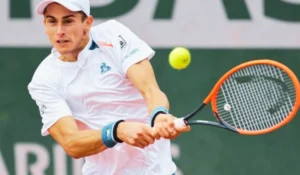 Matteo Arnaldi esulta dopo la vittoria contro Federico Gomez a Umago.