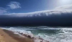 Bagnanti fuggono nuvola tsunami Hendaye